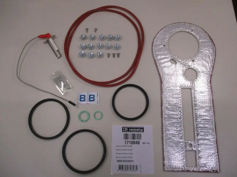 Wartungssatz mit verschiedenen Dichtungen, Schrauben, Kabel und Schutzmaterial für Remeha Produkte. Bestandteile angeordnet auf hellem Hintergrund.